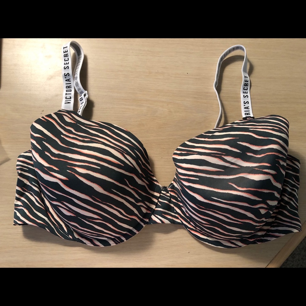 T-shirts perfect shape bra by Victoria secret